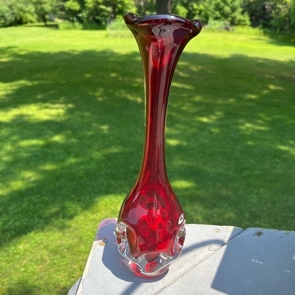 Elegant Red Glass Vase Vintage Sweden - Picture 1 of 9